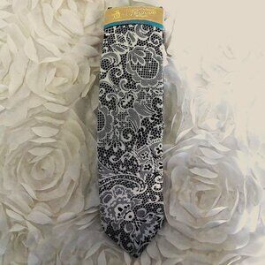 New Penguin by Munsingwear Men's Tie Paisley Black White & Gray 2 1/4" X 58" NWT